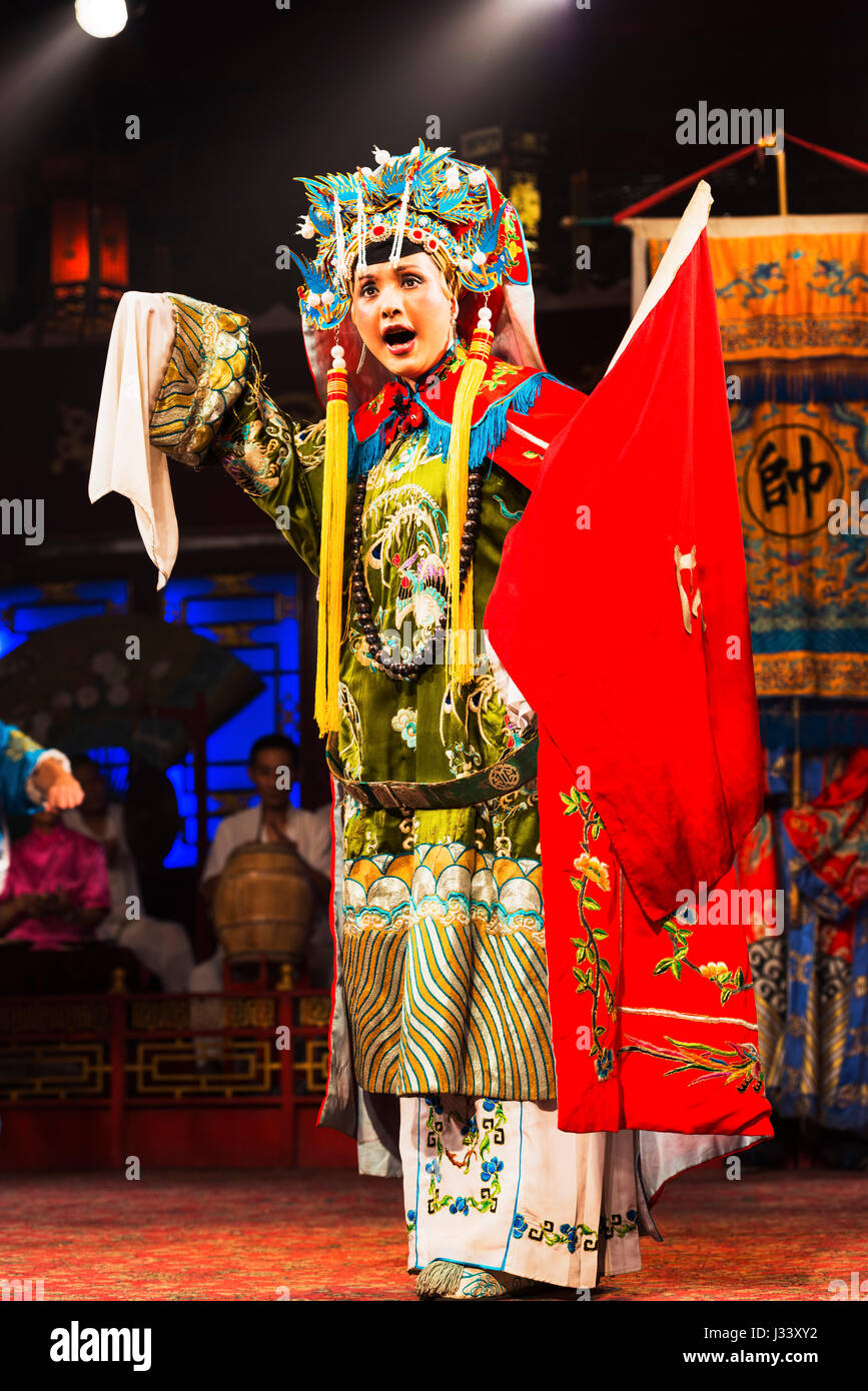 durchführen; handeln; spielen; nachweisen können; entwickeln Sie, Oper, Sichuan (Provinz); Szechwan, Chengtu, Bühne, traditionelle Oper; Gesangsparts in Chuanqiand Zaju, Beijing Stockfoto