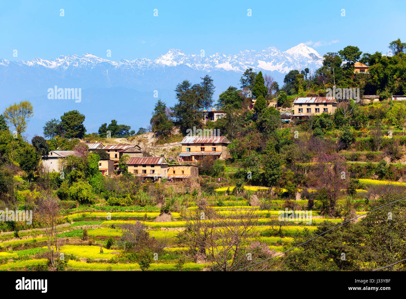 Blick über das Dorf Nagarkot mit dem Himalaya im Hintergrund. Kathmandu-Tal, Nepal. Stockfoto