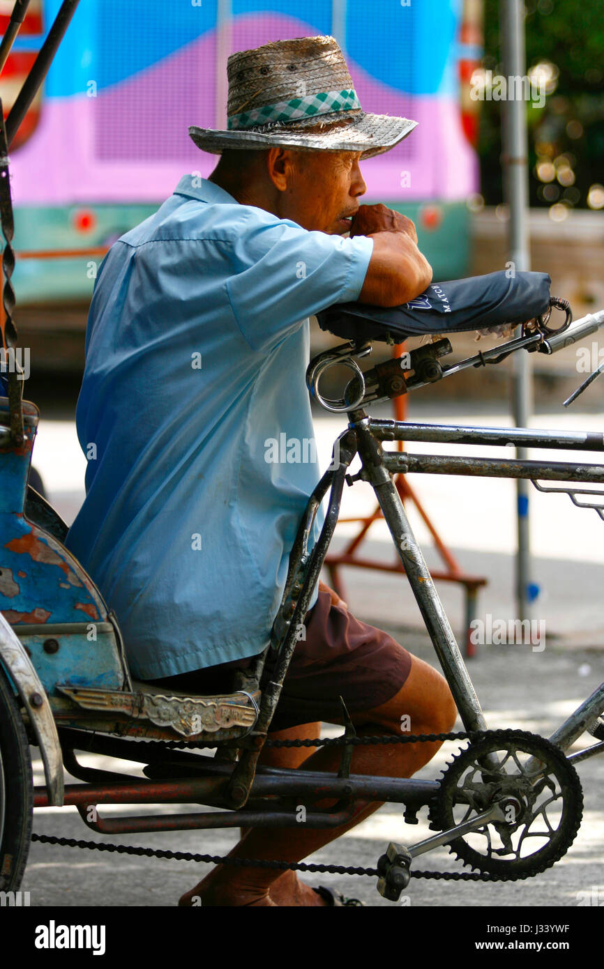 Zyklus-Rikscha-Fahrer wartet auf Kunden. Chiang Mai, Thailand. Stockfoto