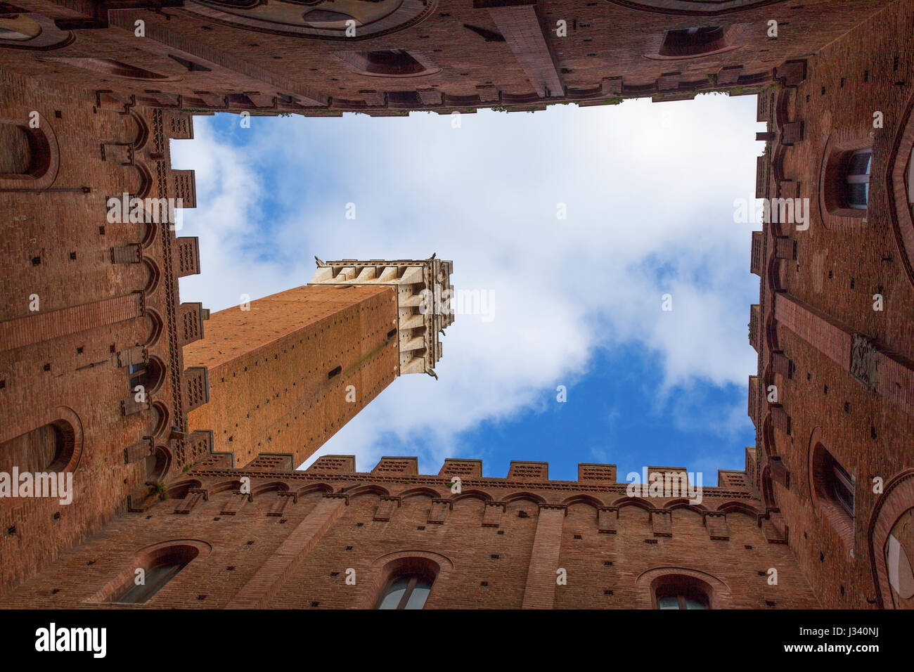 Torre del Mangia ("Turm der Esser ''). Piazza del Campo, Siena. Toskana, Italien. Stockfoto