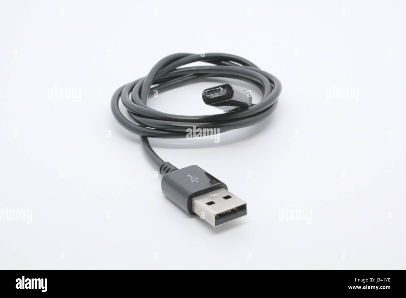 Black USB und Micro USB-Kabel isoliert auf weißem Hintergrund Stockfoto