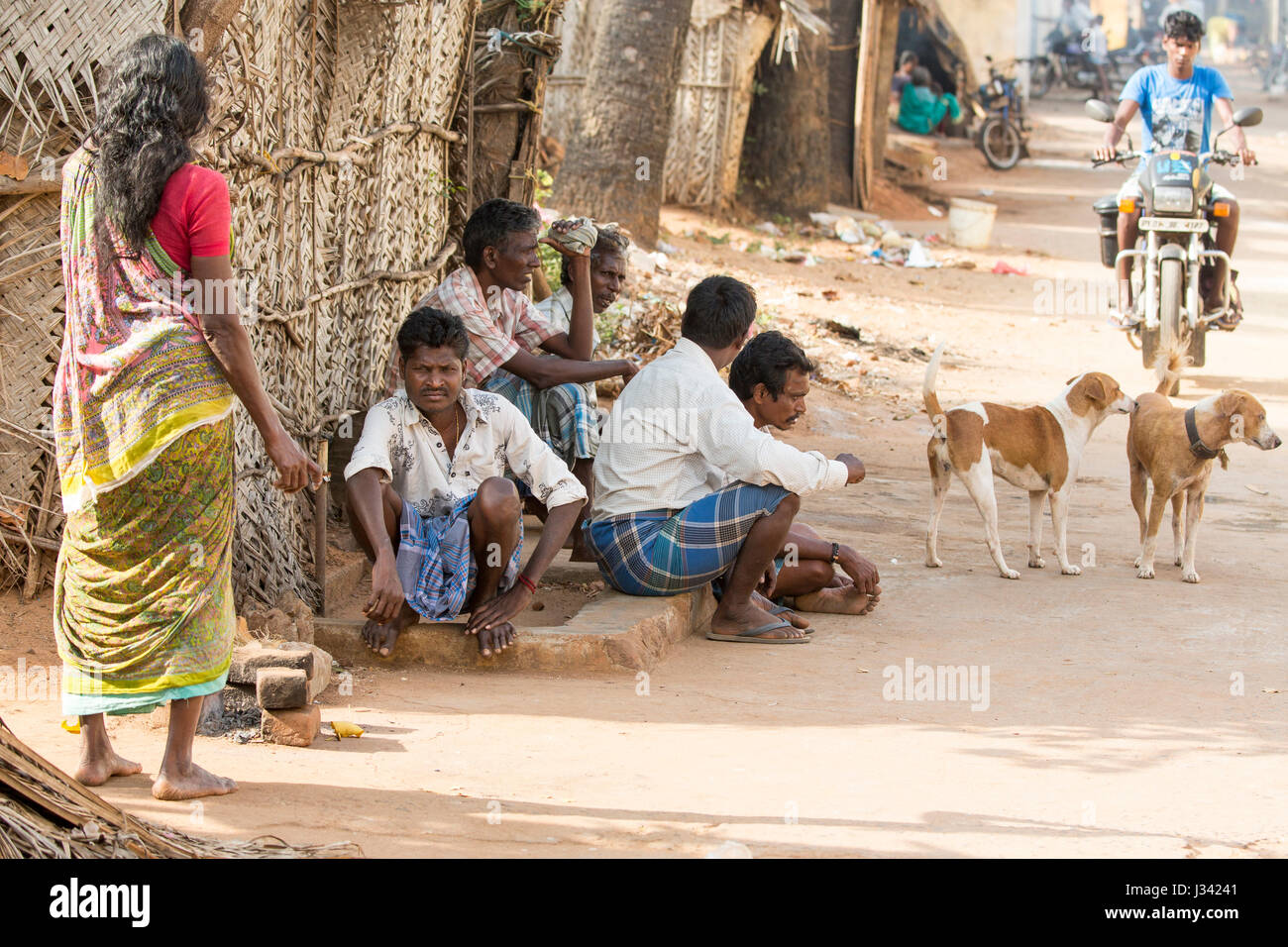 Anschauliches Bild. Pondicherry, Tamil Nadu, Indien - 21. April 2014. Szenen aus dem Leben in kleinen armen Dörfern, Lebensart, Armut für viele Frau, Mann, Stockfoto