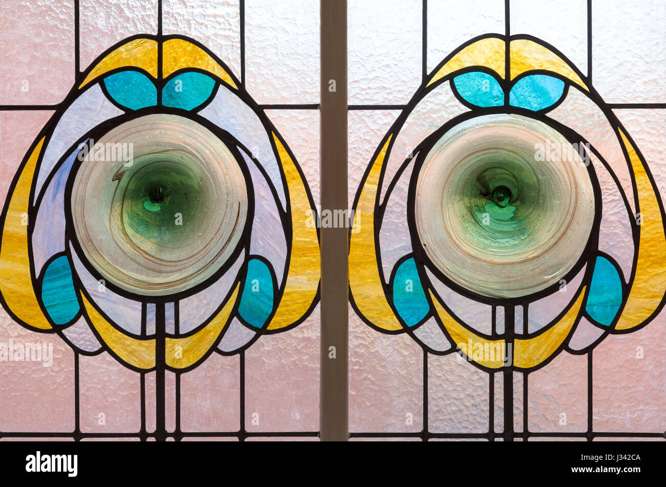 Stilisierte Blumen dargestellt in Glasmalerei, Victoria Bäder, Manchester, England. Stockfoto