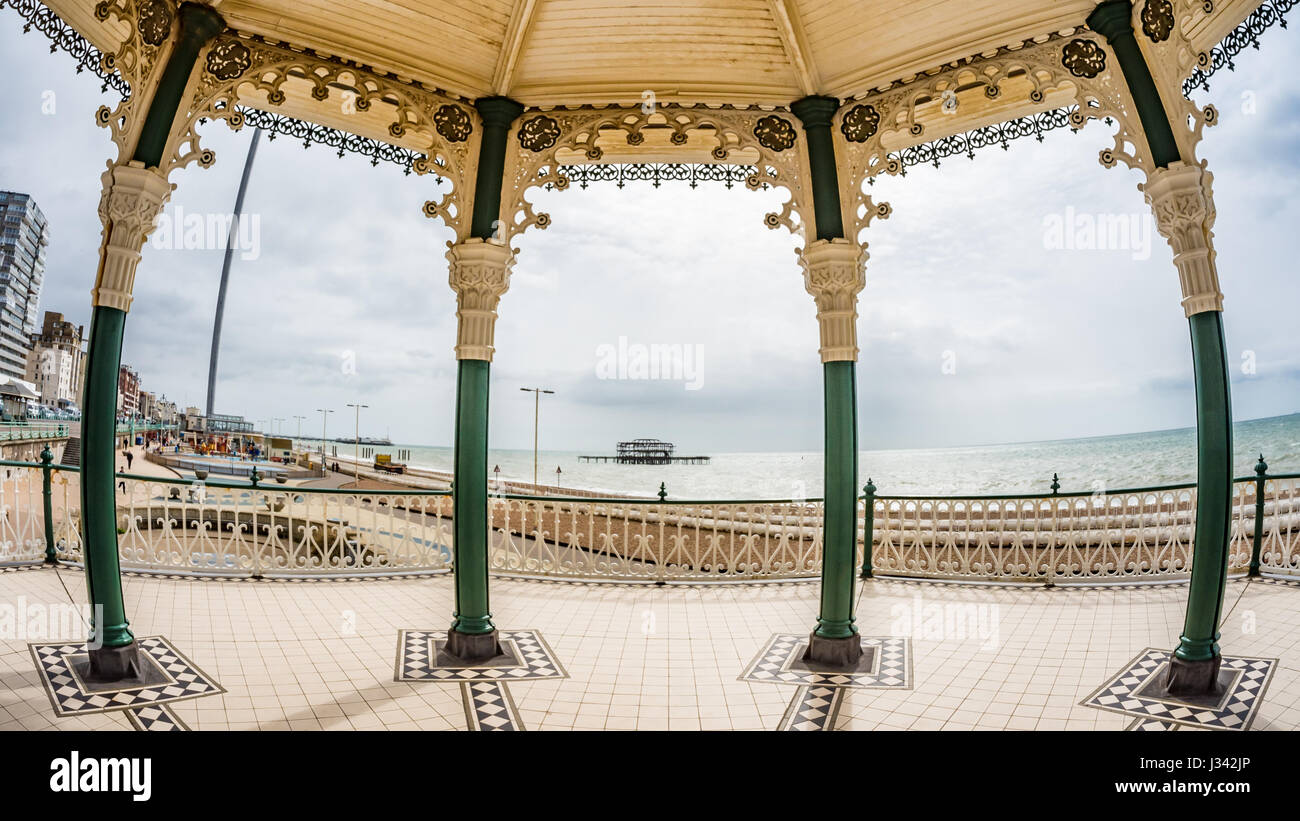 Fisch Augen-Blick auf die viktorianischen Musikpavillon und die Reste des zerstörten West Pier in Brighton und Hove (UK) Stockfoto