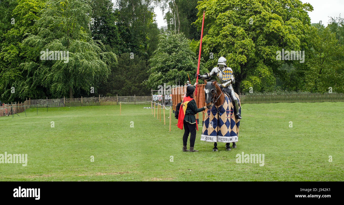 Blick auf eine mittelalterliche Ritter und Pferd in Rüstung und Kostüm für ein Turnier Stockfoto