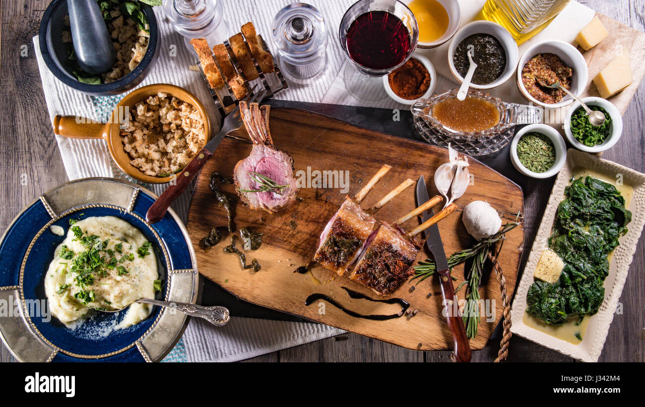 Top-down-Ansicht eines Racks Lamm mit Käserand Minze-Sauce, mit Spinat und Kartoffelpüree Stockfoto