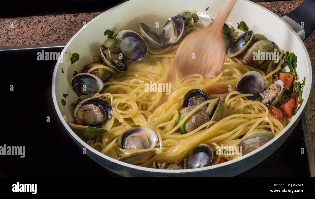 Kochen leckere Spaghetti Alle Vongole (Venusmuscheln) Stockfoto