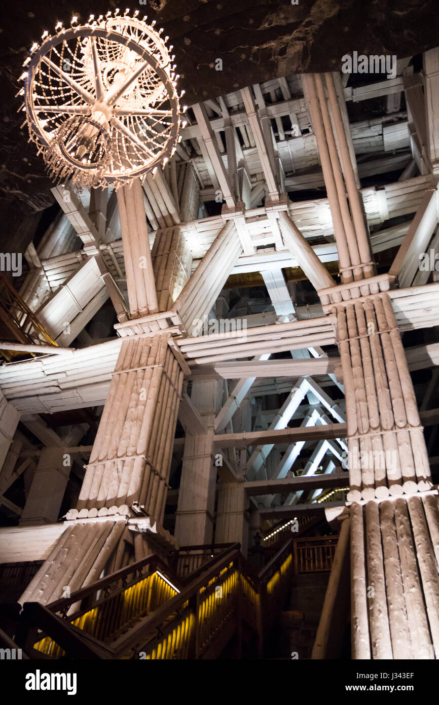 Wieliczka, Polen 20. Oktober 2016. Eines der riesigen unterirdischen Gewölben in Wieliczka Salzbergwerk mit einem Kronleuchter aus geschnitzten Quarz hängen gemacht Stockfoto