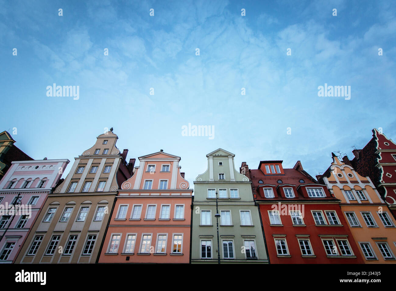 Wroclaw, Polen 22. Oktober 2016. Bunten Häuser in der historischen Markt-Quadrat von Breslau mit klaren blauen Himmel im Hintergrund Stockfoto