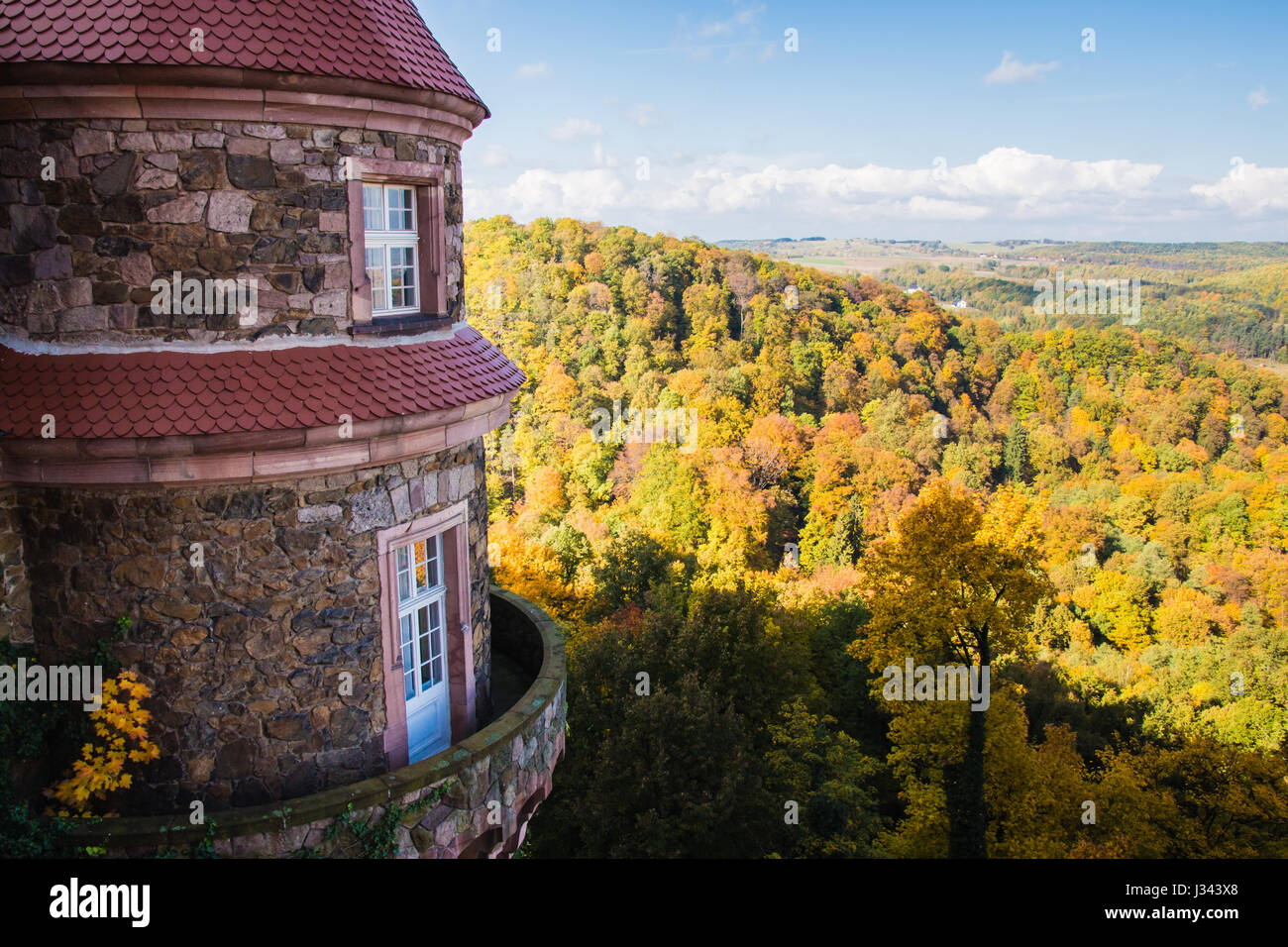 Blick aus einem der Fenster Schloss Fürstenstein, etwas außerhalb von Walbrzych, Polen. Herbst Tag mit strahlend blauem Himmel und geschwollene weiße Wolken Stockfoto