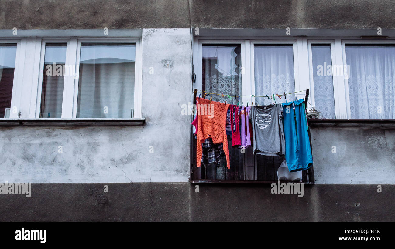 Gewaschene Wäsche hing an trockenen Außenseite der Fenster von einem kommunistischen Stil Wohnung blockieren in Wroclaw, Polen. Stockfoto