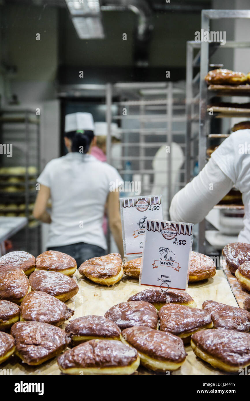 22. Oktober 2016 Wroclaw/Breslau, Polen. Gebäck zum Verkauf an die berühmten Stara Paczkarnia Donut-Shop in Breslau aufgereiht. Stockfoto