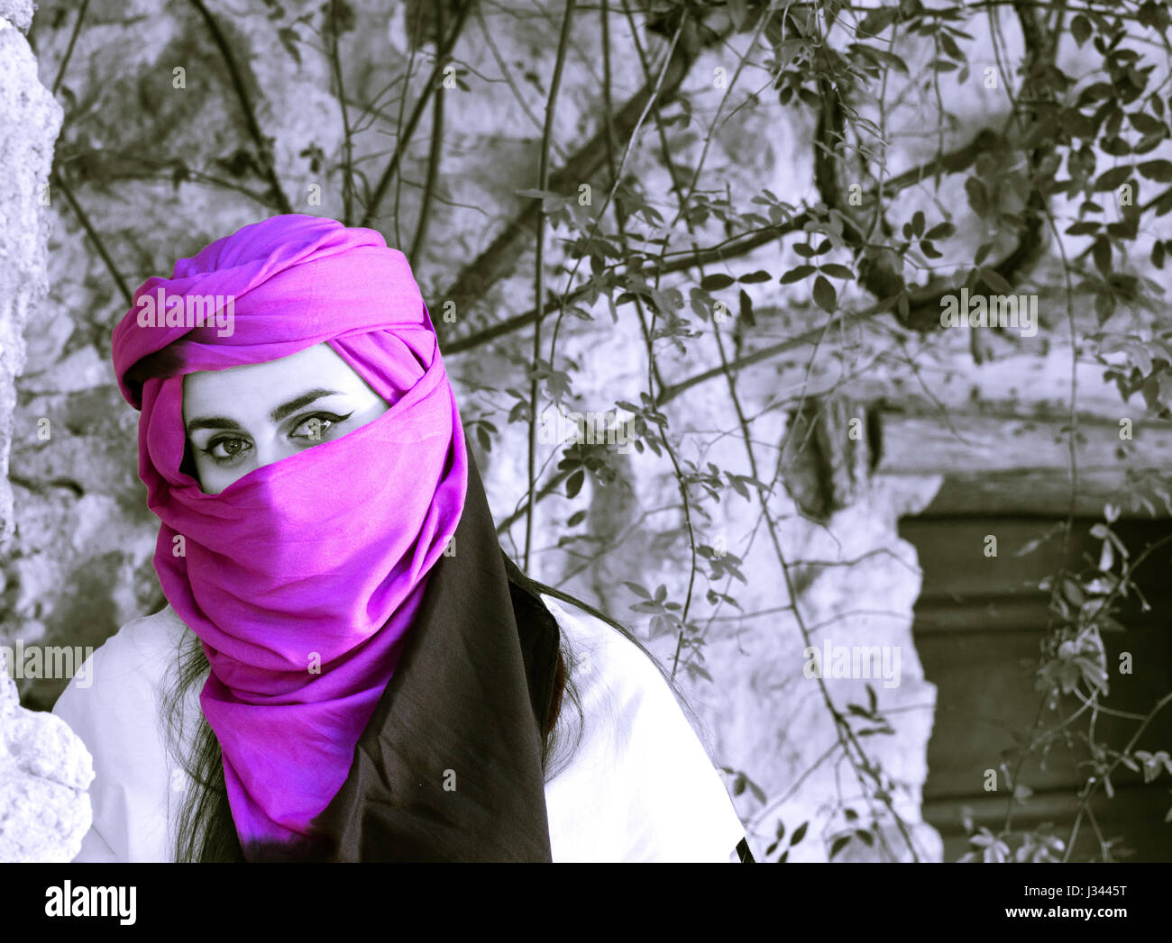 Porträt der schönen und geheimnisvollen junge Frau trägt bei hiyab Kamera schaut. Schwarz und Weiß Stockfoto