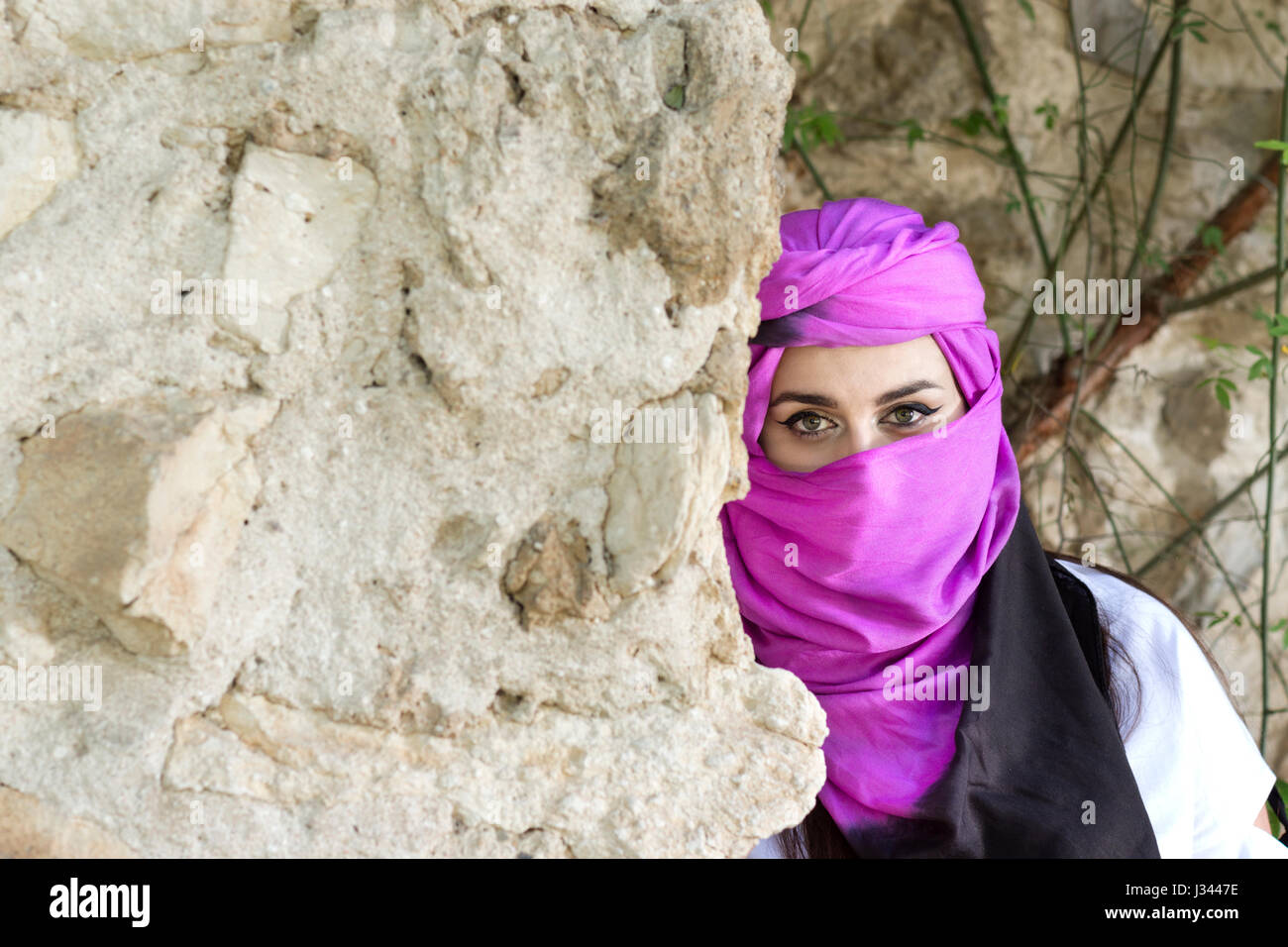 Porträt von schönen und Geheimnis junge Frau mit Turban Blick in die Kamera. Stockfoto