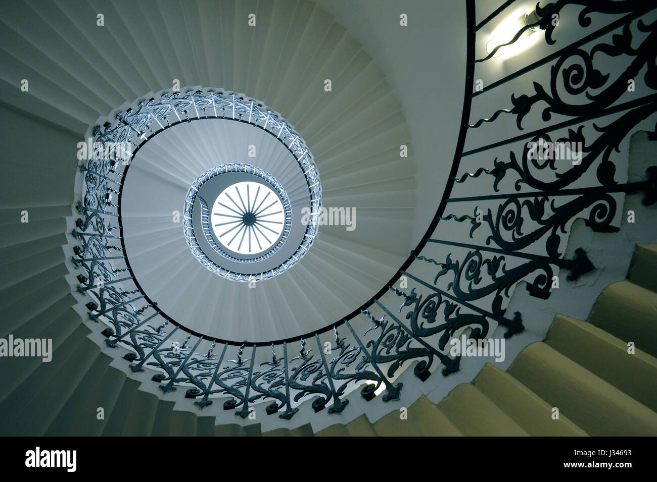 Die kultigen Tulip Treppe in Queens House, Greenwich, London; erbaut im 17. Jahrhundert die erste selbsttragende geometrische Wendeltreppe in Großbritannien. Stockfoto