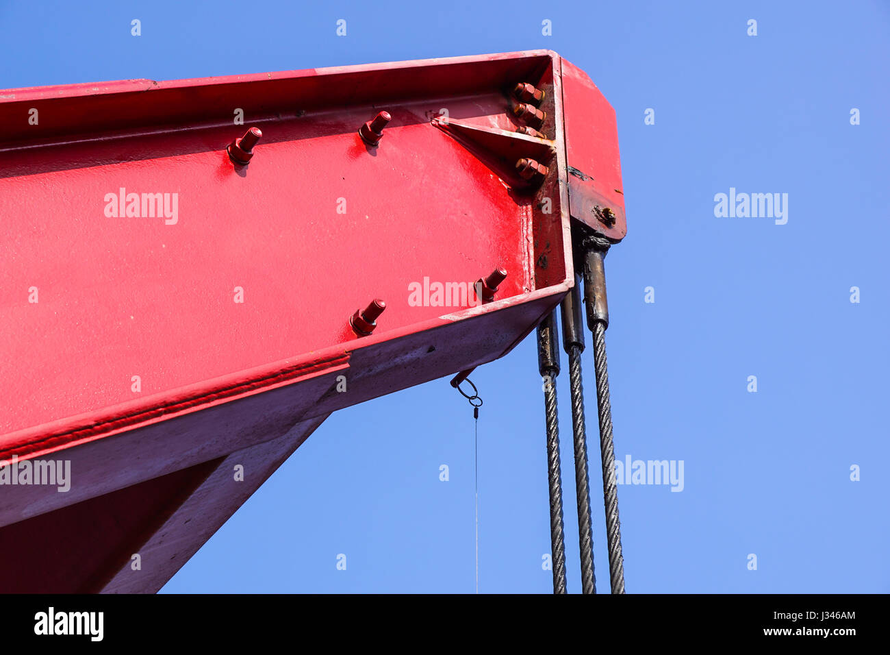 Detail von oben von einem roten Mobilkran. Stockfoto