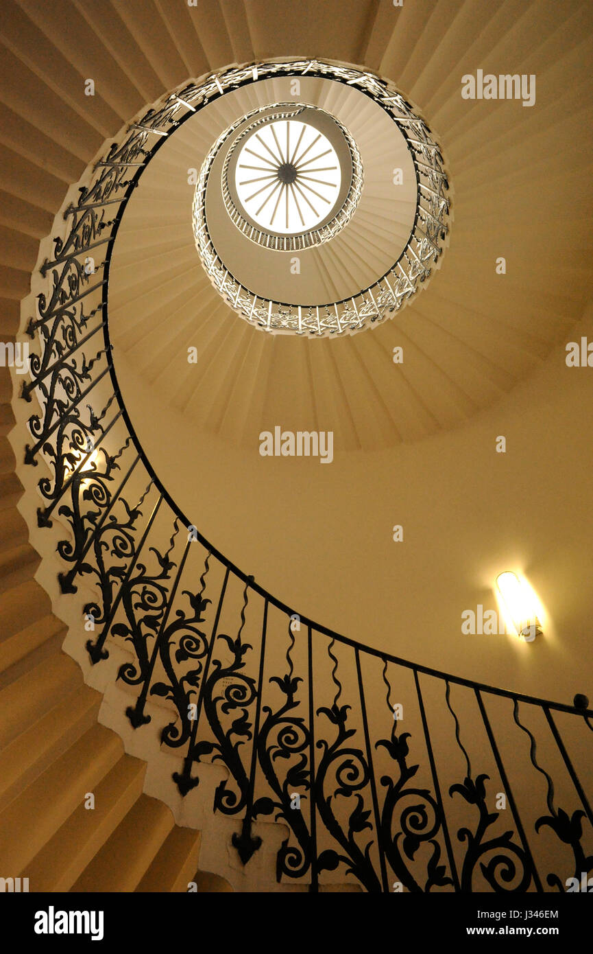 Die kultigen Tulip Treppe in Queens House, Greenwich, London; erbaut im 17. Jahrhundert die erste selbsttragende geometrische Wendeltreppe in Großbritannien. Stockfoto