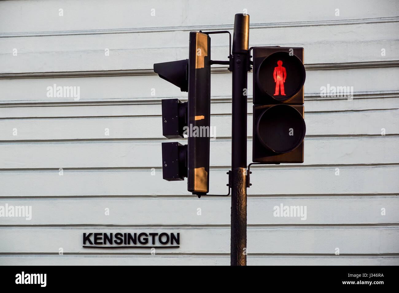 Rote Ampel für Fußgänger. London Kensington Road Stockfoto