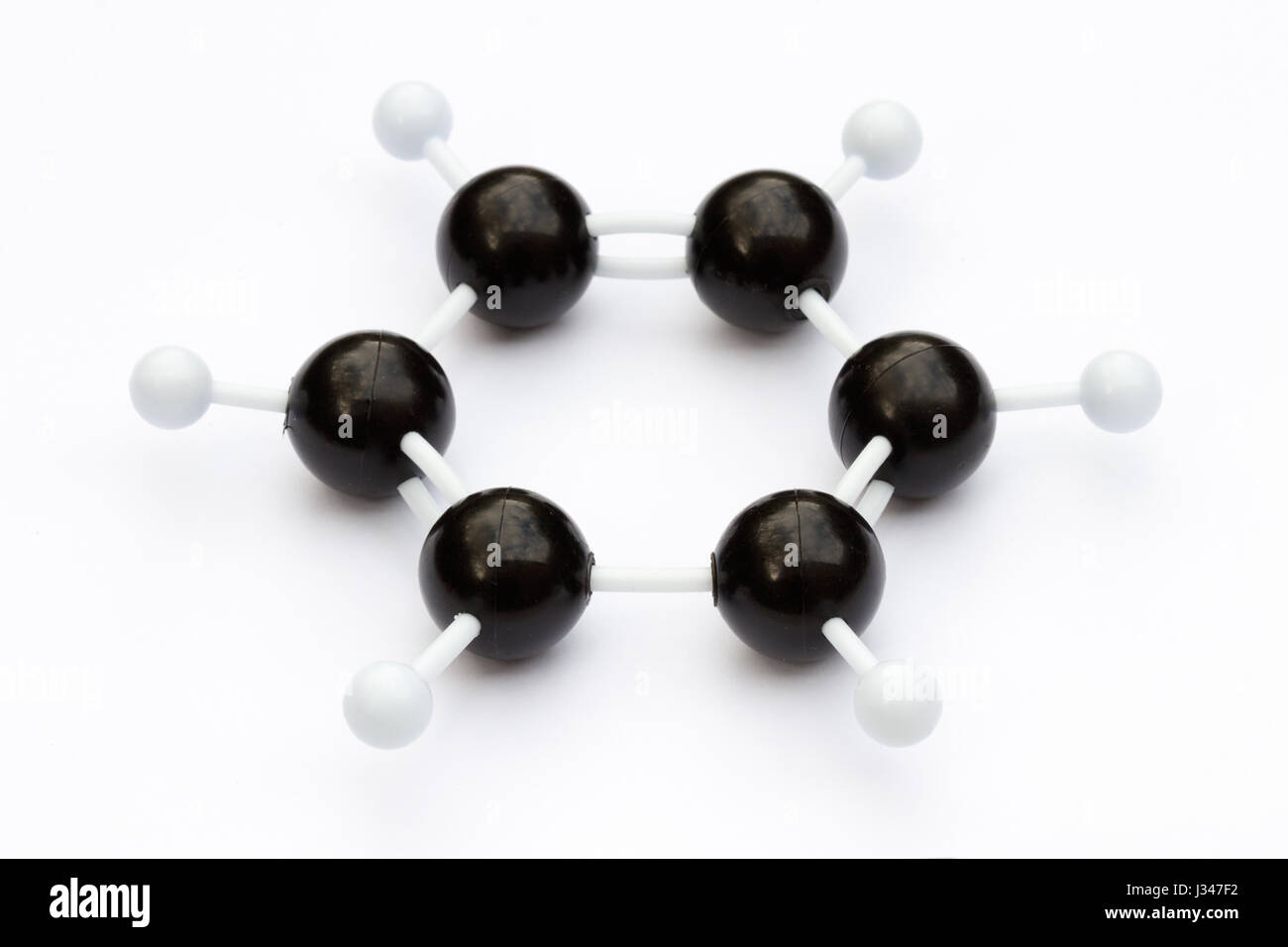 Kugel-und-Peitsche-Plastikmodell eines Moleküls Benzol (C6H6) auf einem weißen Hintergrund. Das Molekül ist mit Kekule Struktur dargestellt. Stockfoto