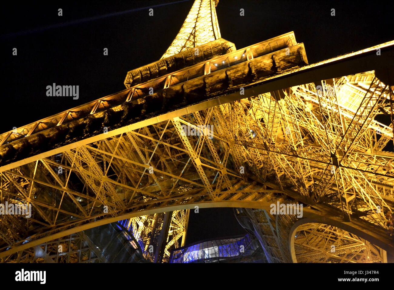 Perspektivische Ansicht aus bis auf die Spitze des Eiffelturms bei Nacht, Paris Stockfoto