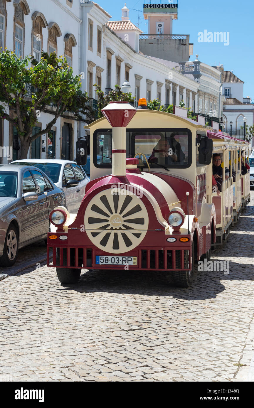 Sightseeing-Zug auf den Straßen der alten Stadt, Tavira, Algarve, Portugal Stockfoto