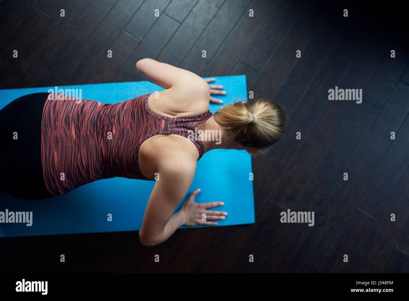 Fit Woman with Liegestütz zu tun, als sie auf einer Matte im Fitnessstudio arbeitet angesehen von oben mit textfreiraum in einem Gesundheits- und Fitness-Konzept Stockfoto