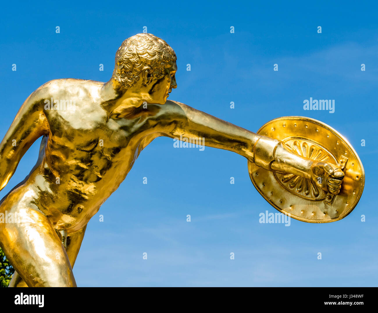 Goldene Skuptur, Krieger mit Schild und Schwert, Herrenhäuser Gärten, Barockgarten am Schloss Herrenhausen, Hannover, Deutschland Stockfoto