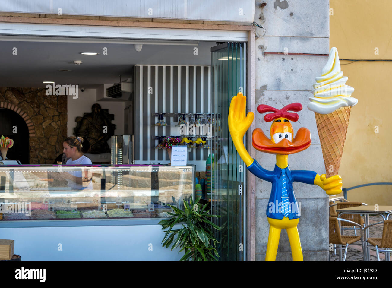 eine Eisdiele in der Stadt Tavira, Portugal. Mit Cartoon-Figur hält ein Eis. Stockfoto
