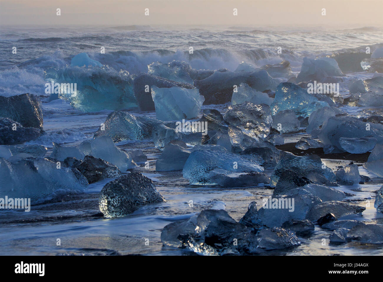 Die weltberühmten Eis Strand oder Diamond Beach am Jökulsárlón, gekalbt ein schwarzer Sandstrand, vollgepackt mit Gletscher aus dem nahe gelegenen Vatnajökull. Stockfoto