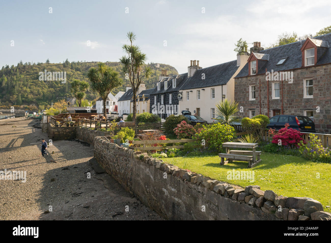 Plockton Dorf Hütten und Gärten am Meer bei Ebbe, Plockton, Schottland, UK Stockfoto