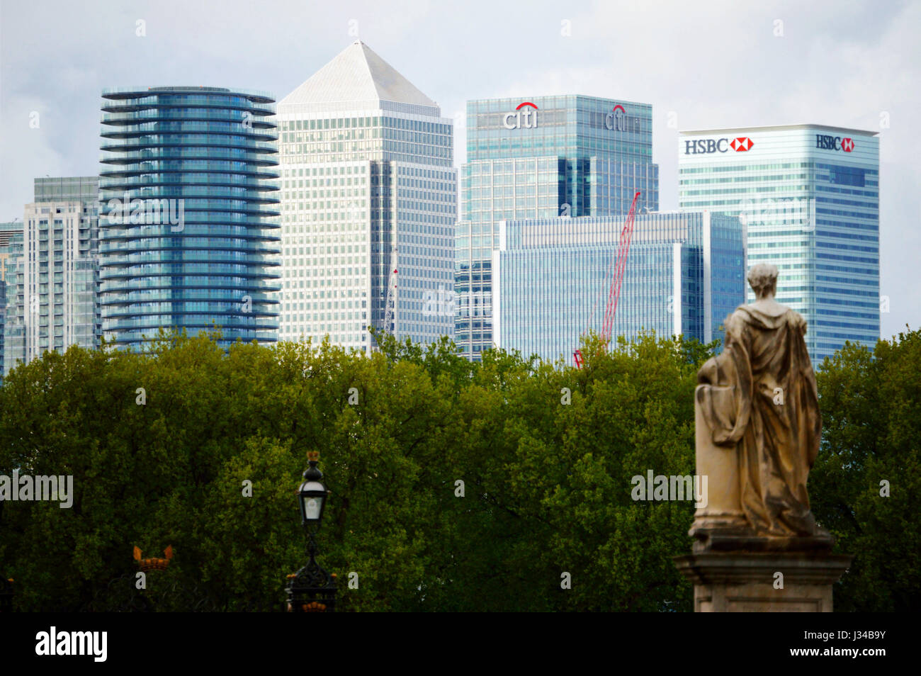 Canary Wharf in London, von Royal Borough von Greenwich mit der Statue von König George II im Vordergrund im Jahr 2017, London, England, Großbritannien Stockfoto