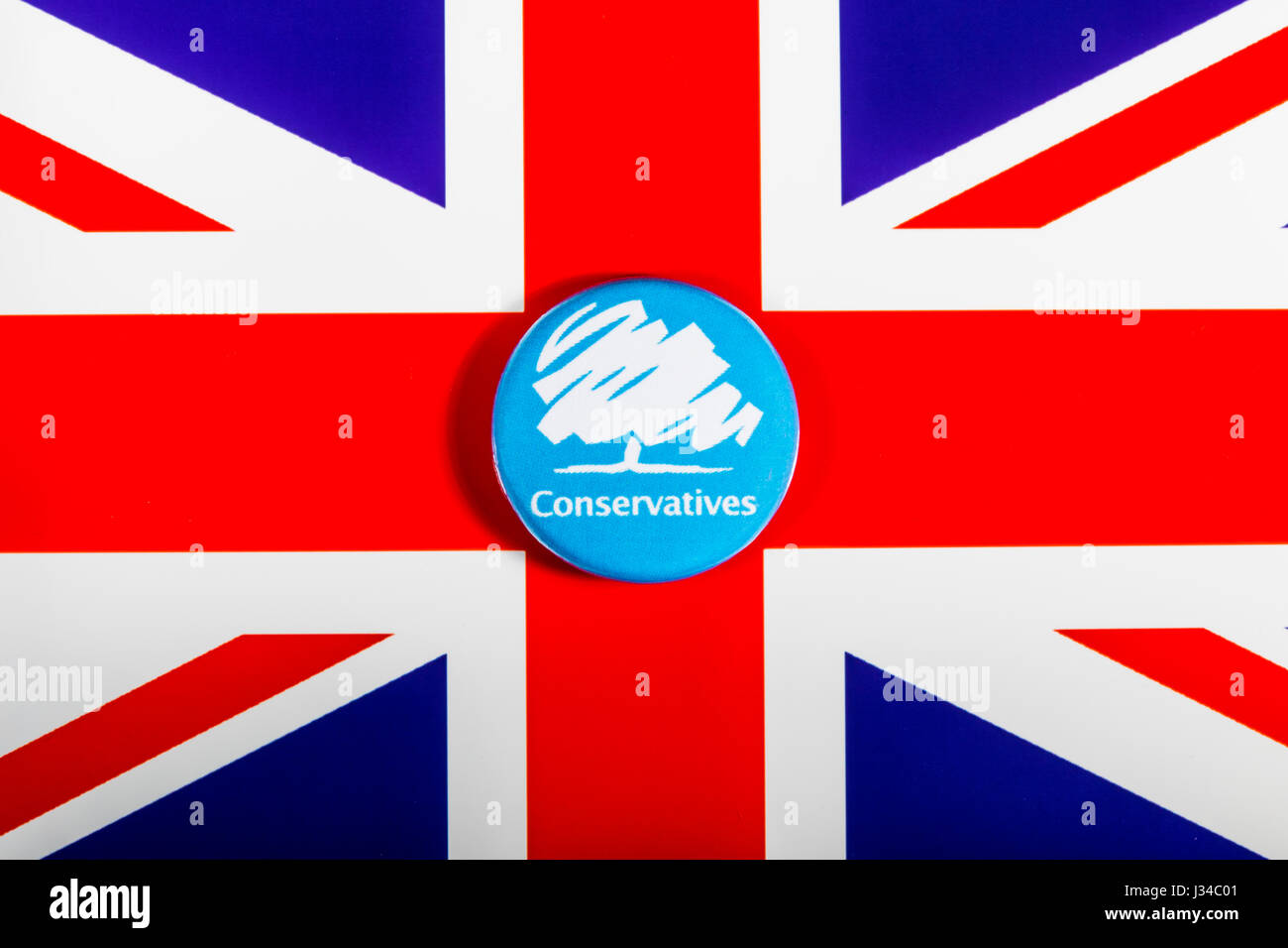 LONDON, UK - 2. Mai 2017: A Conservative Party Pin Abzeichen über die britische Flagge am 2. Mai 2017. Stockfoto