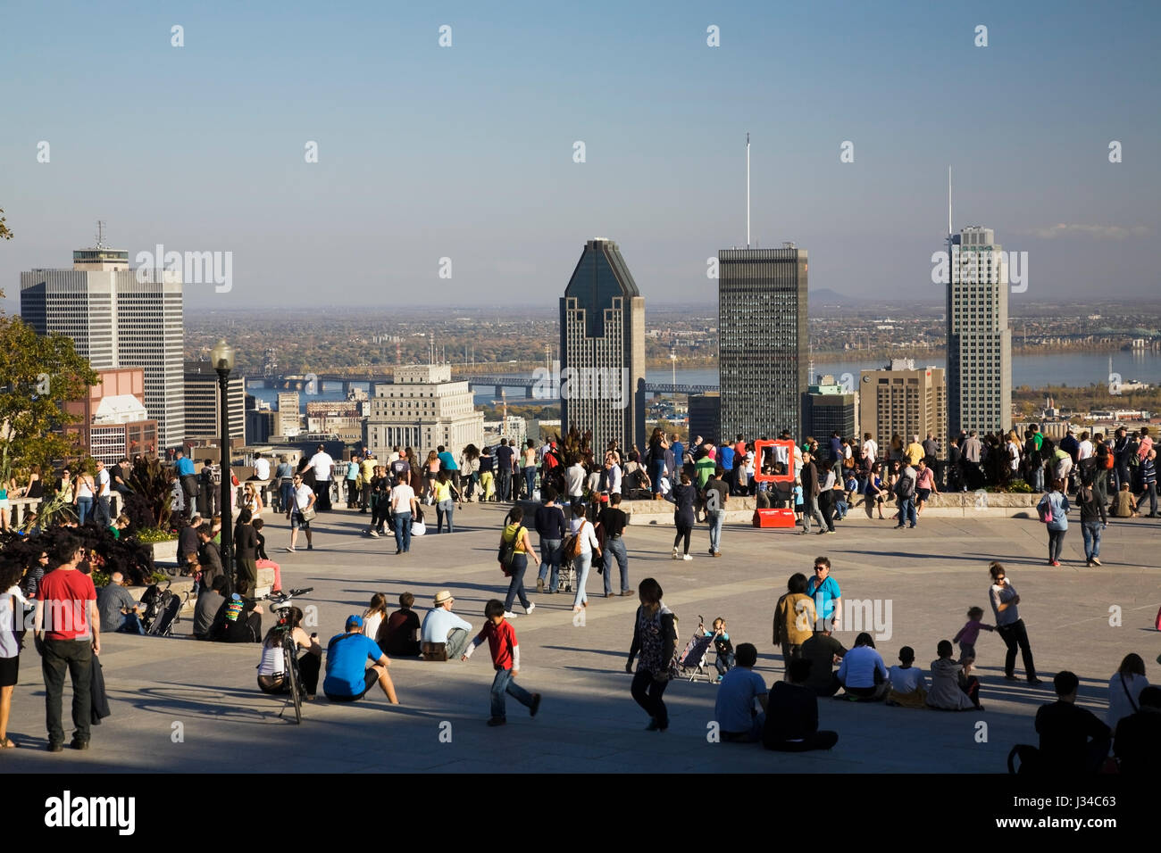 Skyline von Montreal und den Menschen am Aussichtspunkt auf dem Mount Royal Park im Herbst, Quebec, Kanada. Stockfoto