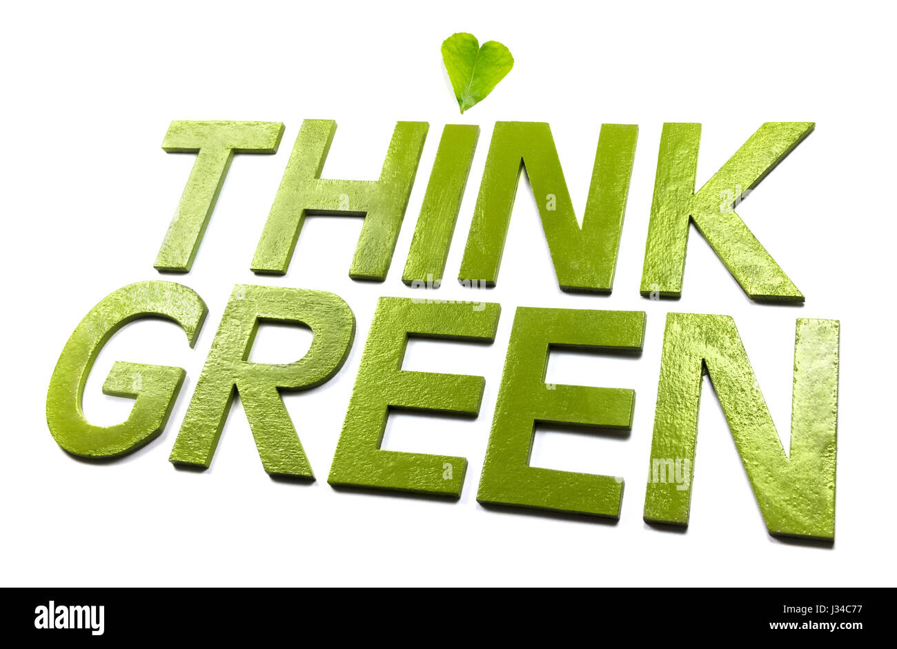Denken Sie grün mit einem grünen Herzen Blatt auf einem weißen Hintergrund. Stockfoto