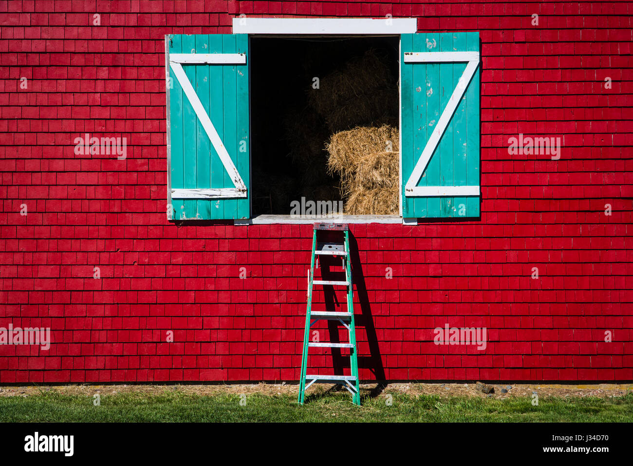 Türkis Heu Loft Türen auf eine rote Scheune. Stockfoto