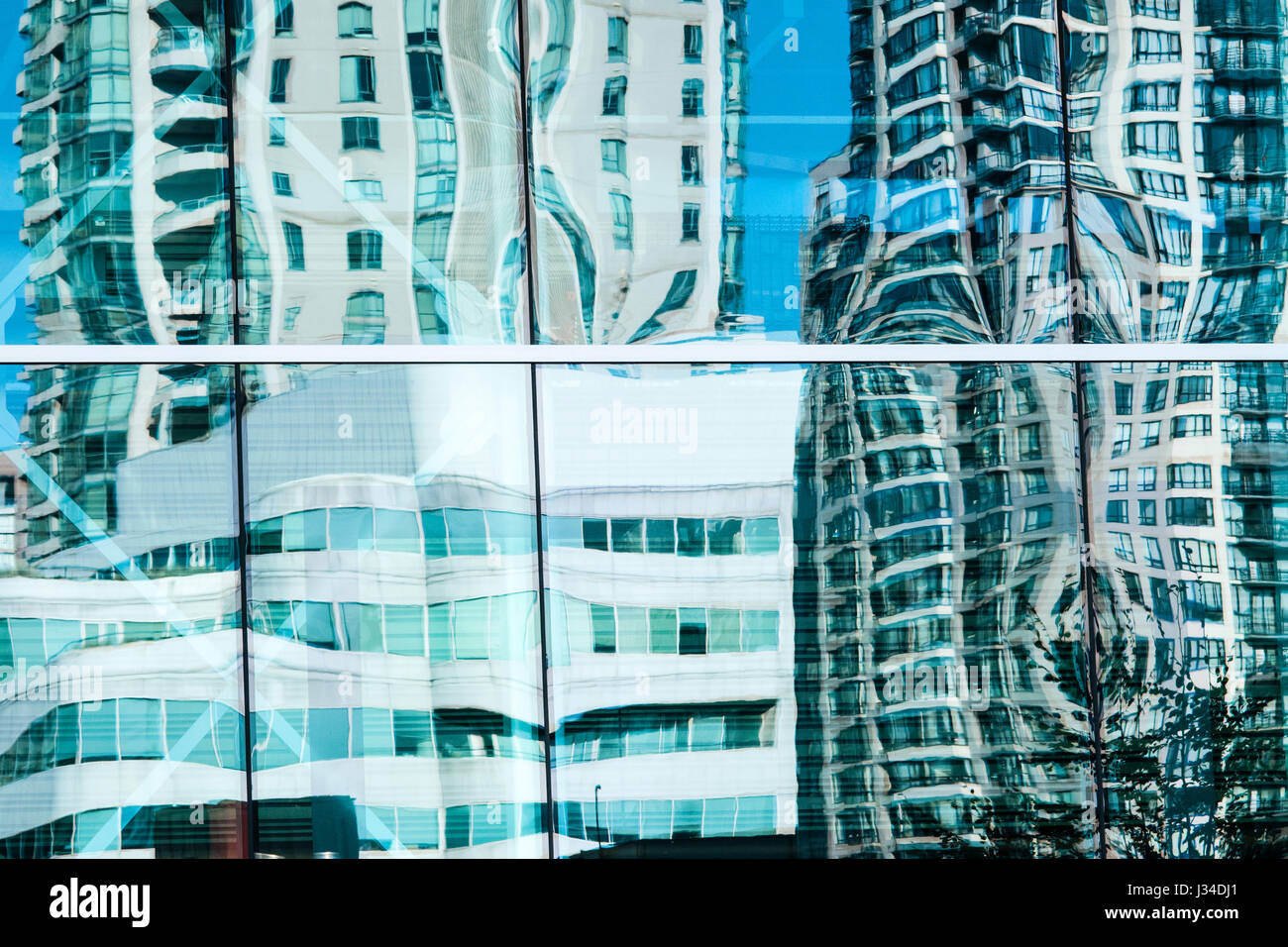 Spiegelungen von umliegenden Gebäuden in der Glasfassade des BC Place, einer Sportarena in Vancouver, British Columbia, Kanada Stockfoto