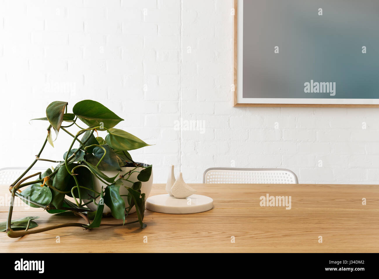 Dänische gestaltete Einrichtungsgegenstände mit Kunstwerken auf weiße Ziegel Wand im Hintergrund mit Platz für text Stockfoto