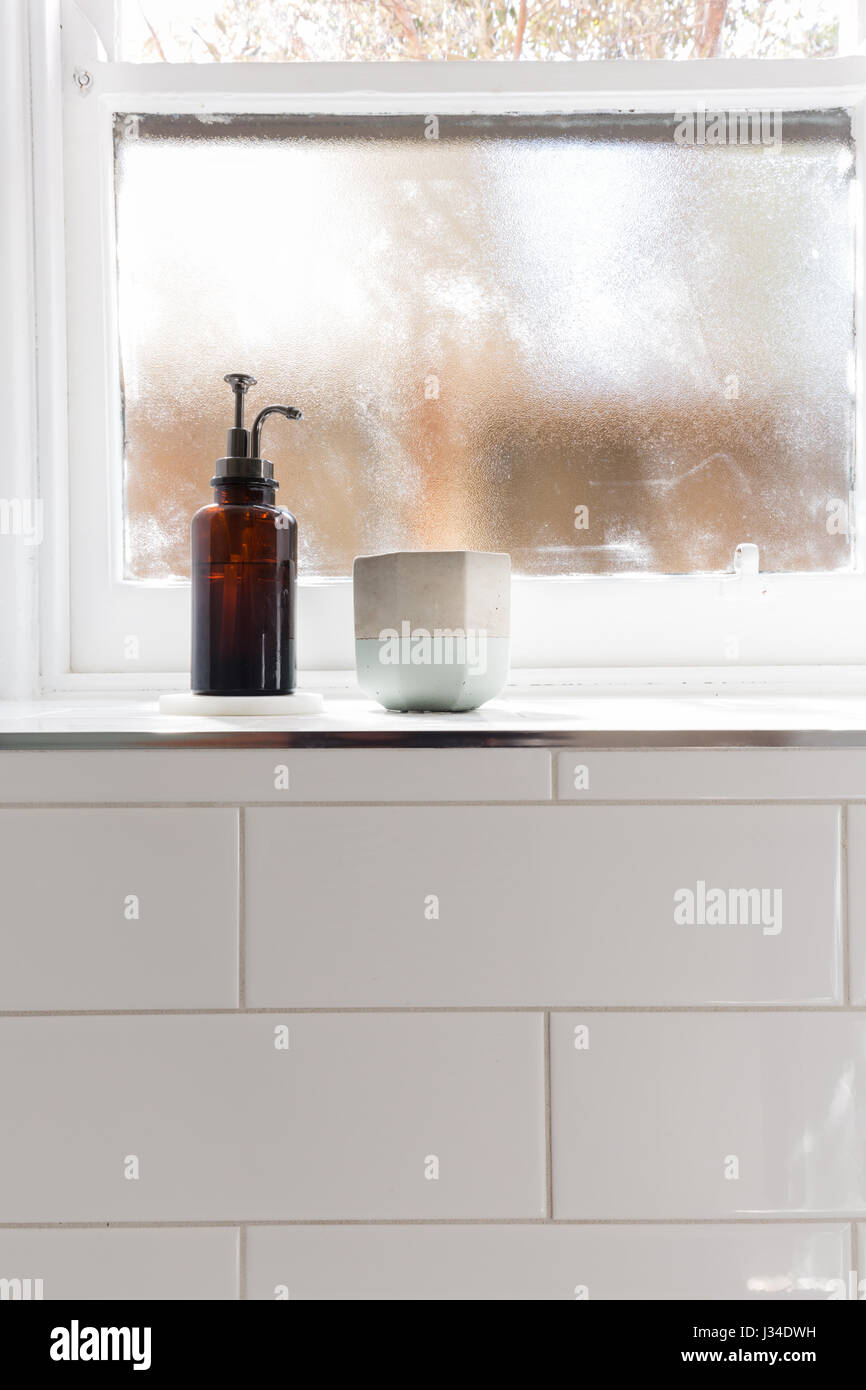 Bad Seifenspender und Topf am Fensterbrett mit Hintergrund der negativen Raum für text Stockfoto