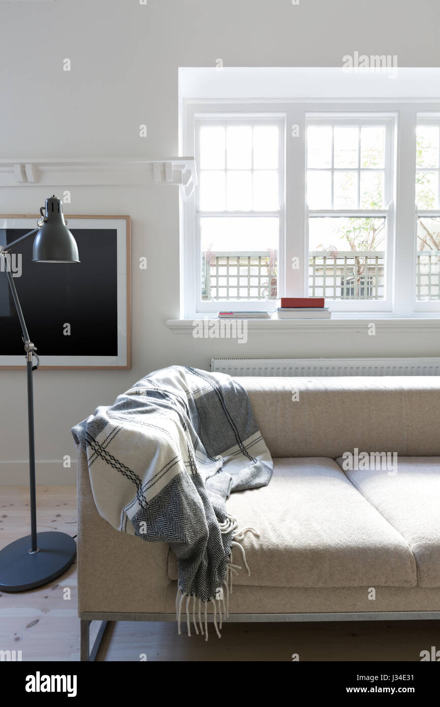 Vertikale Version des dänischen oder Scandi gestylte Wohnzimmer Interieur Stockfoto