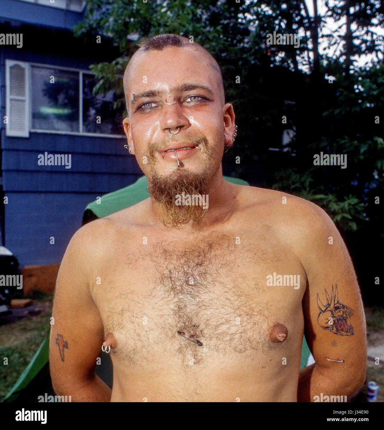 Mann mit Körperpiercings auf dem 25. Musikfestival Woodstock Jubiläum auf der Winston-Farm in Saugerties, New York, 12. August 1994.  Foto: Mark Reinstein Stockfoto