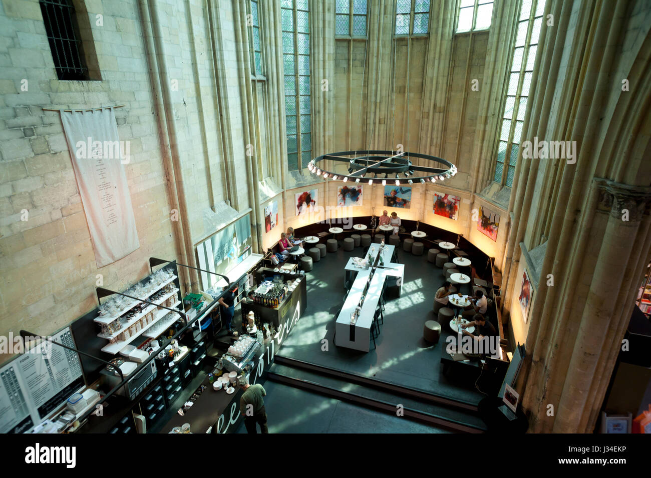 Niederlande, Maastricht, Selexyz Dominicanen Buchhandlung innerhalb der Dominicanenkerk (Dominikanerkirche), wo einst war der Altar ist nun eine Café Stockfoto