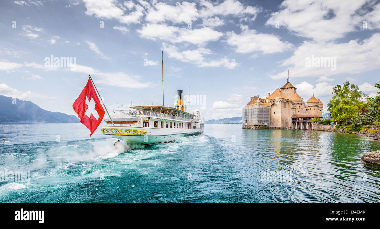 Traditionelle Raddampfer Ausflugsschiff mit historischen Chateau de Chillon am berühmten Genfer See an einem sonnigen Tag im Sommer, Kanton Waadt, Schweiz Stockfoto