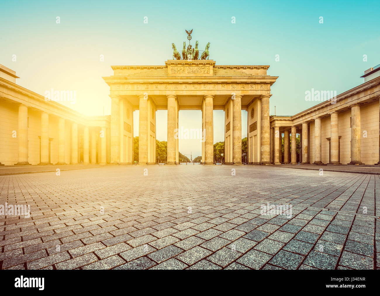 Brandenburger Tor (Brandenburger Tor), eines der bekanntesten Wahrzeichen und nationale Symbole Deutschlands, im goldenen Morgenlicht bei Sonnenaufgang, Berlin Stockfoto