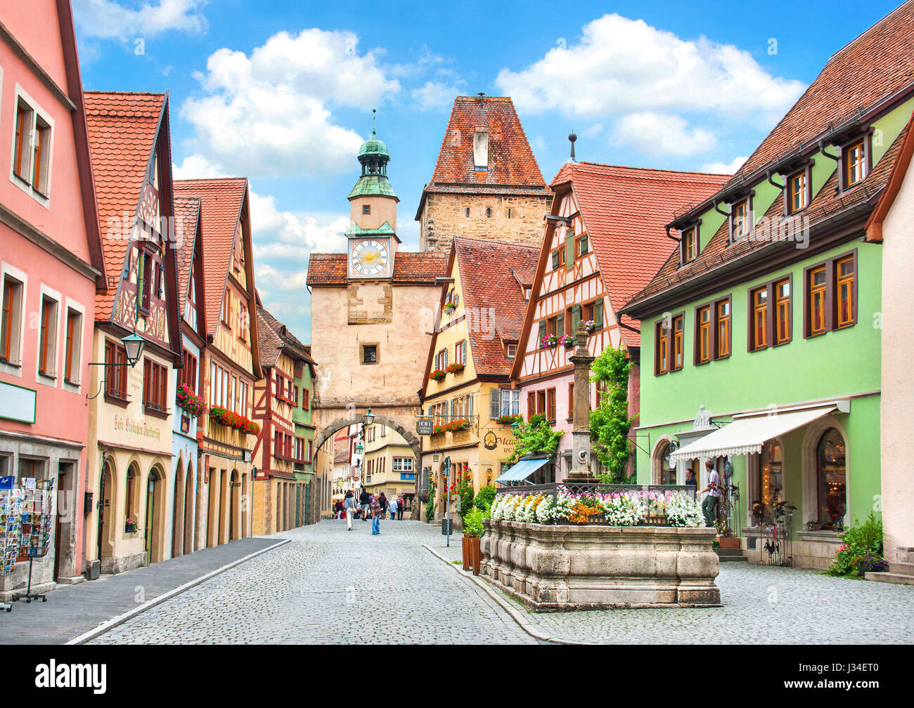 Schöne Postkartenblick auf die berühmte historische Stadt Rothenburg Ob der Tauber an einem sonnigen Tag mit blauem Himmel und Wolken im Sommer, Franken, Bayern Stockfoto