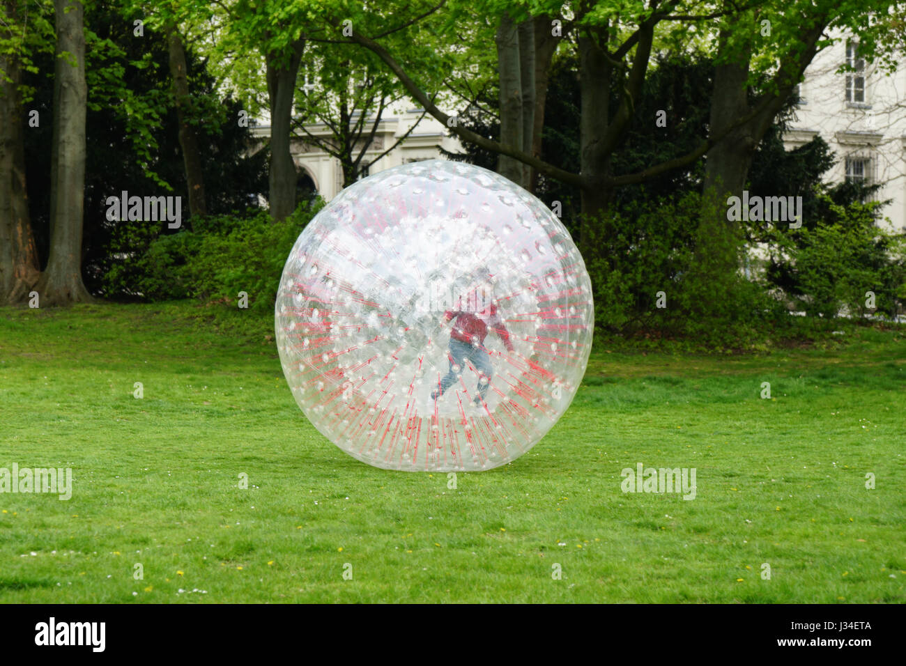 nicht erkennbare Kind Zorbing im park Stockfoto