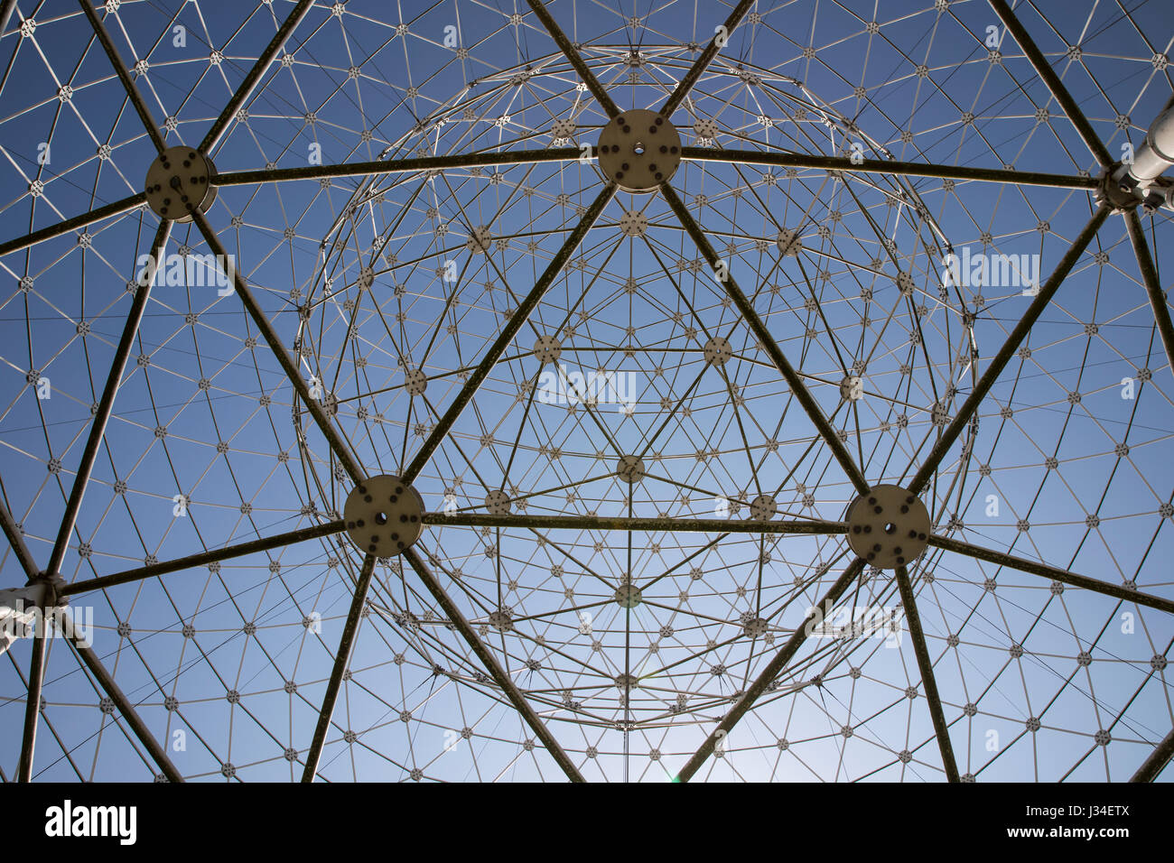 Aufstieg-Skulptur in Belfast, Wolfgang Buttress Artwork lokal bekannt als die Kugeln auf die Wasserfälle, die Westicles oder die Hoden auf die Westes Stockfoto