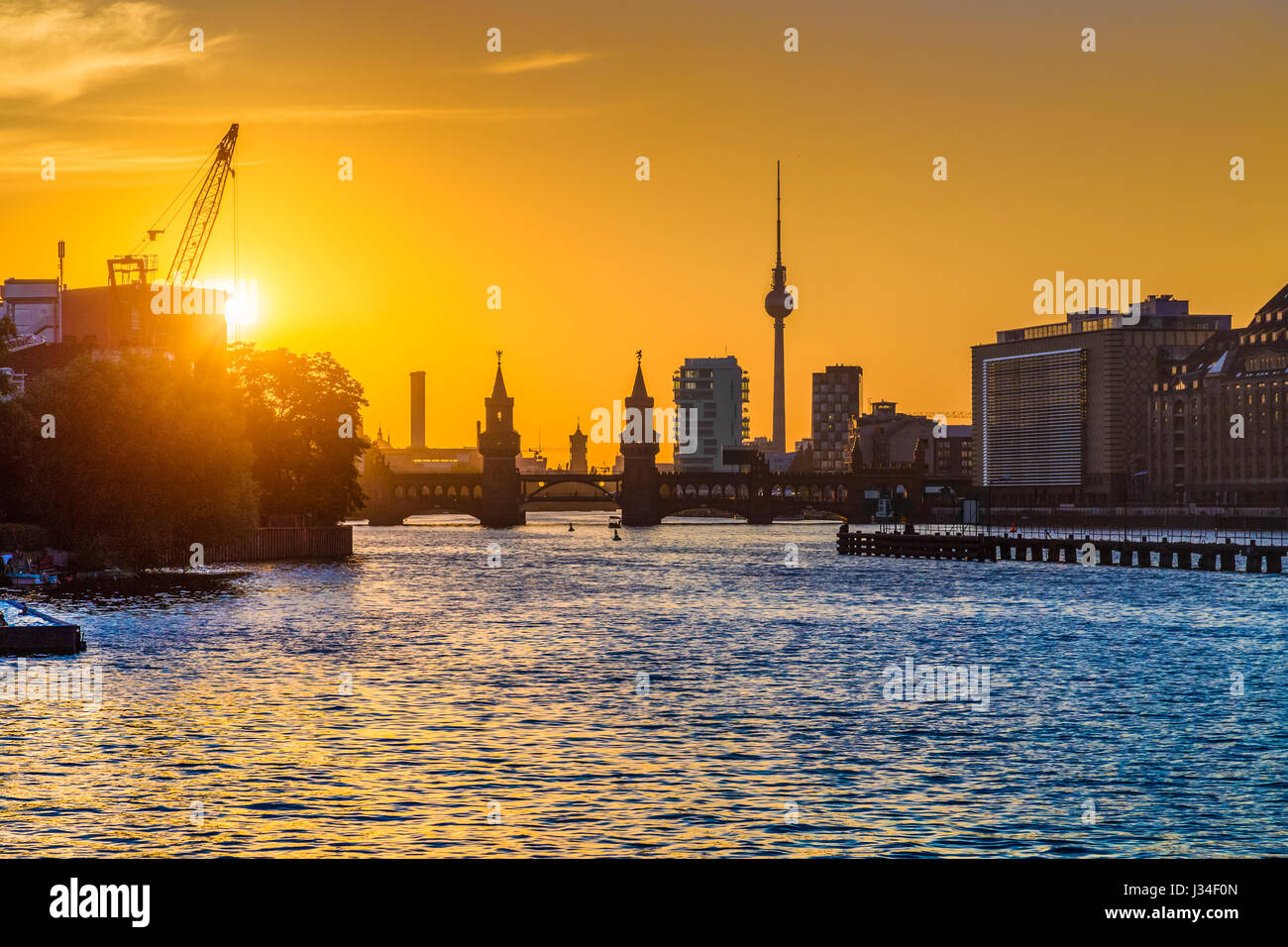 Schöne Aussicht auf die Berliner Skyline mit berühmten Fernsehturm und Oberbaumbrücke an der Spree im goldenen Abendlicht bei Sonnenuntergang, Berlin Friedrichshain-Kreu Stockfoto