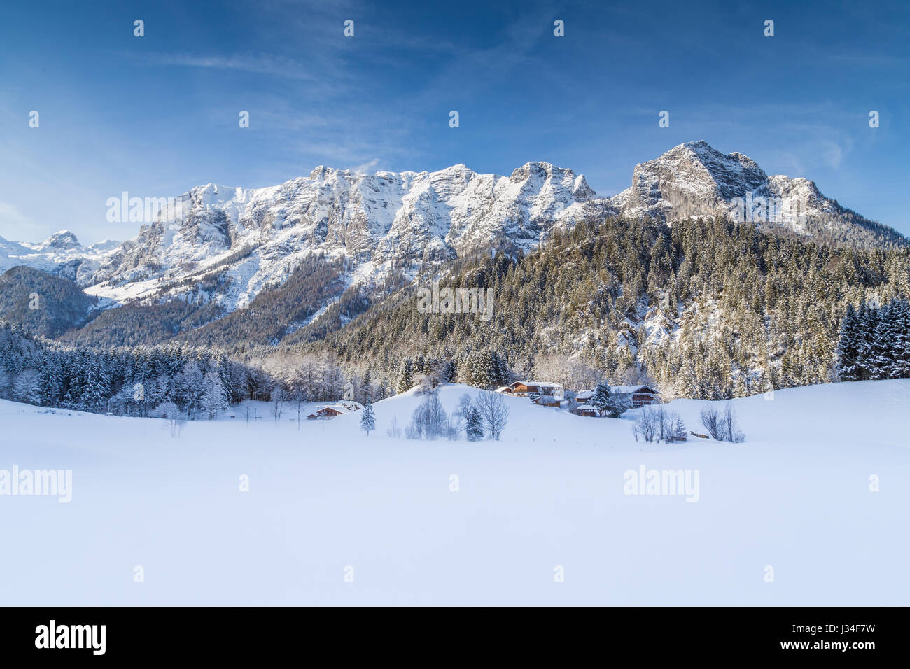 Panoramablick über schöne Winter Berg Landschaft in den Bayerischen Alpen mit Reiteralpe Bergkette im Hintergrund, Berchtesgaden, Deutschland Stockfoto