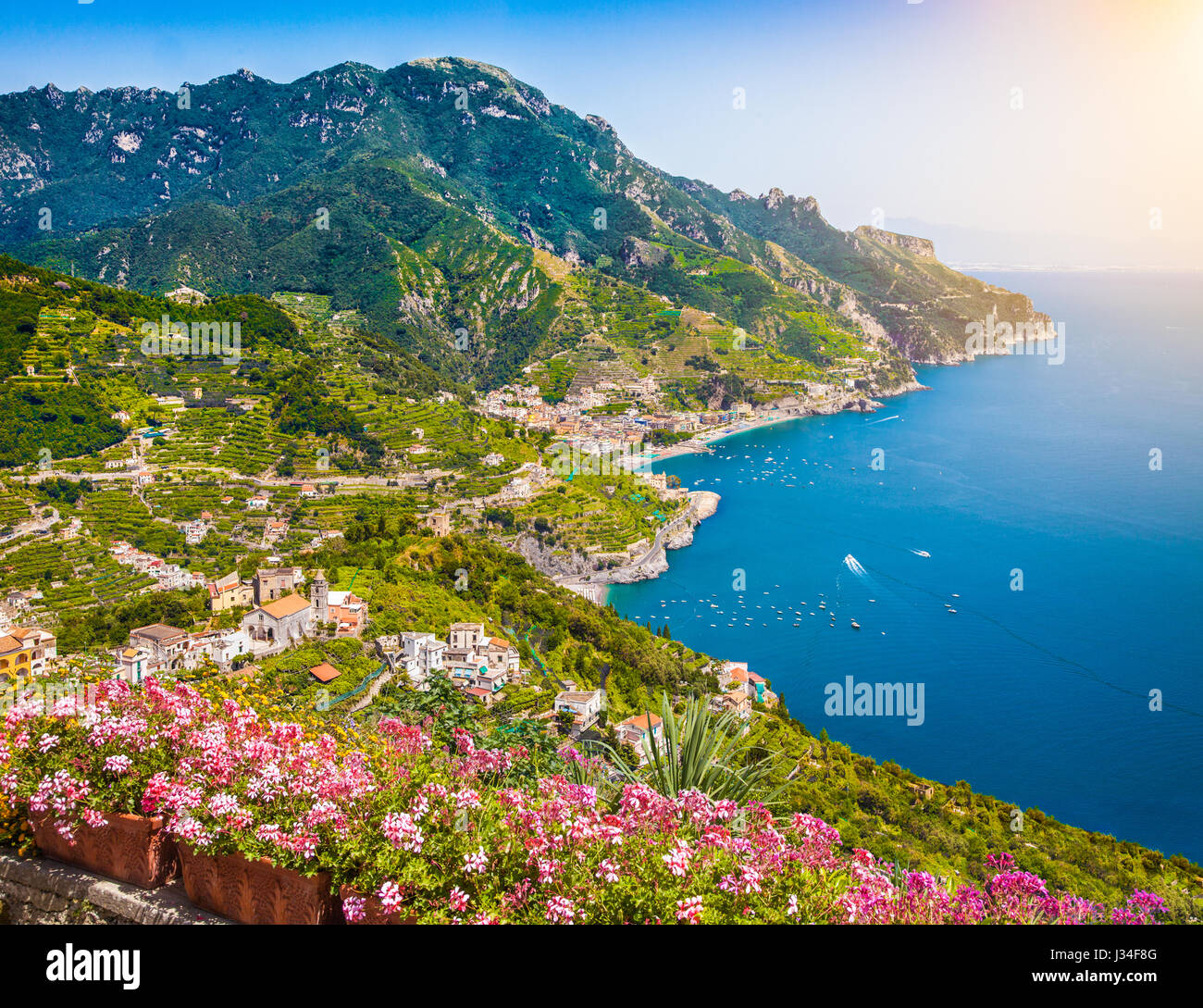 Malerischen Postkarten-Blick auf die wunderschöne Amalfiküste mit Golf von Salerno, Kampanien, Italien Stockfoto