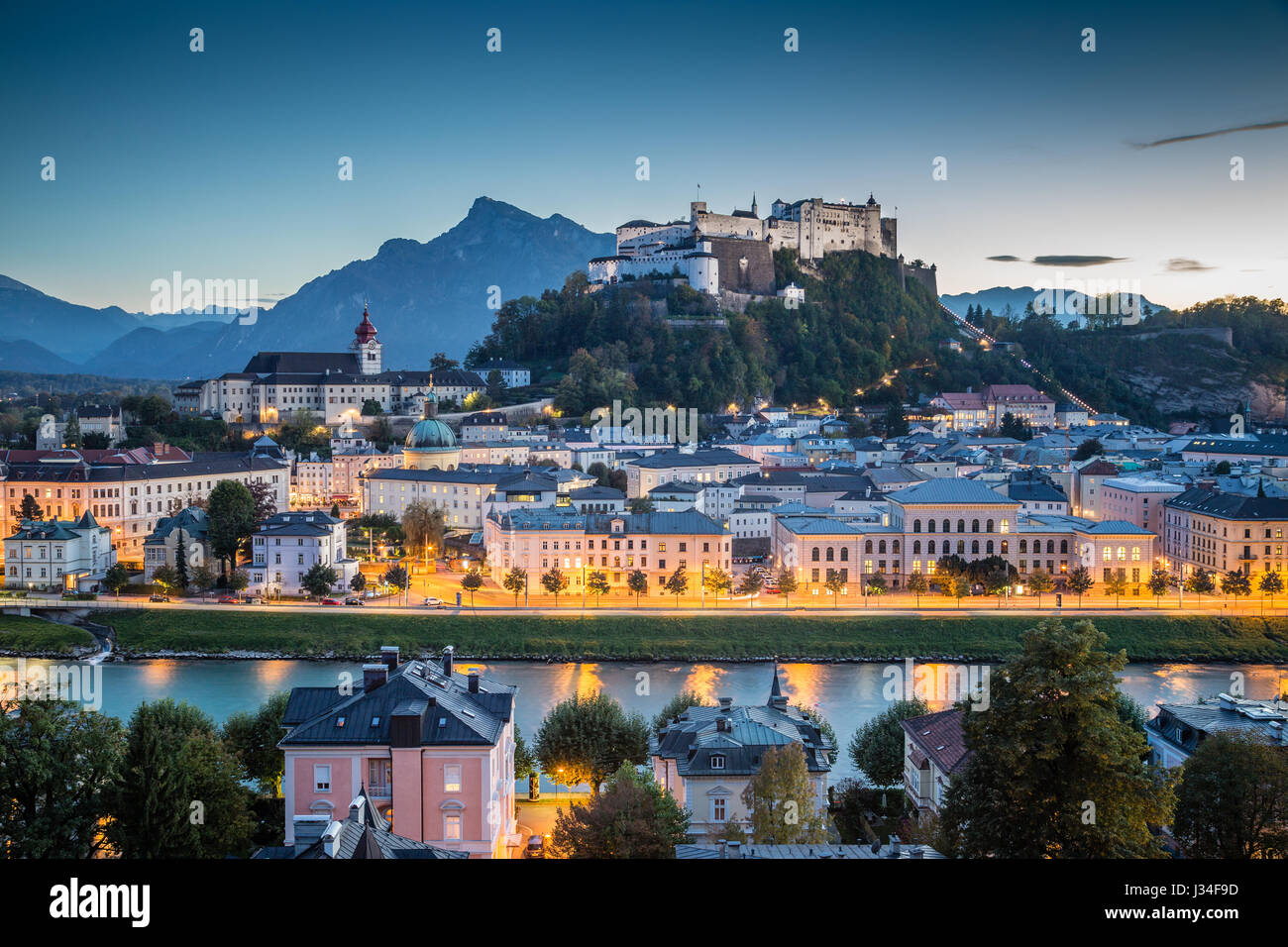 Historische Stadt Salzburg mit Festung Hohensalzburg in der Abenddämmerung, Salzburger Land, Österreich Stockfoto